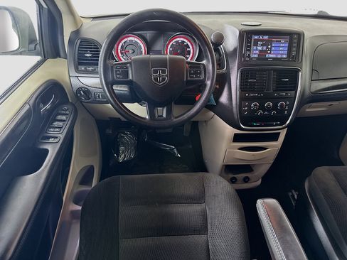 Used 2019 Dodge Grand Caravan SE w/ UConnect Hands-Free Group image 17