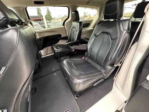 Used 2017 Chrysler Pacifica Touring-L FWD image 13