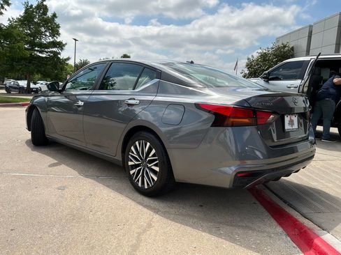 Used 2025 Nissan Altima 2.5 SV FWD image 8