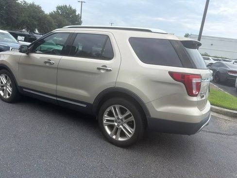 Used 2017 Ford Explorer Limited FWD image 9