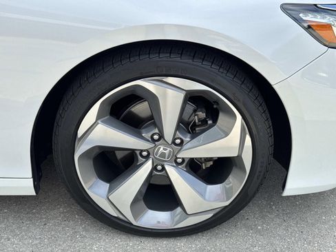 Used 2018 Honda Accord Touring image 4