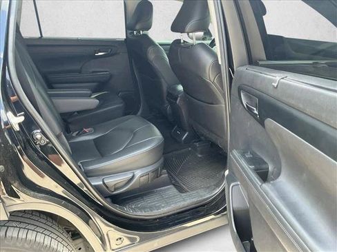 Used 2020 Toyota Highlander XLE FWD image 21