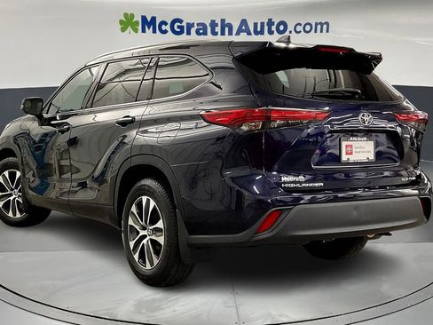 Used 2022 Toyota Highlander XLE image 3