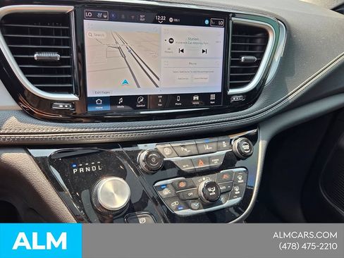 Used 2025 Chrysler Pacifica Limited FWD image 22