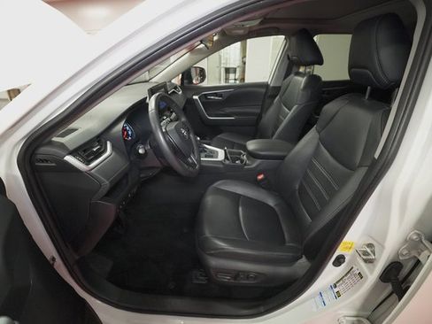 Used 2021 Toyota RAV4 XLE Premium image 10