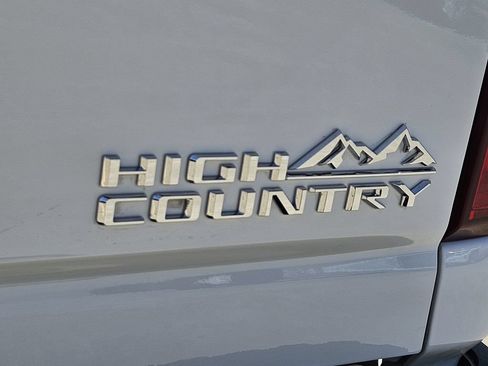 Used 2024 Chevrolet Silverado 2500 High Country w/ Technology Package AWD/4WD image 9