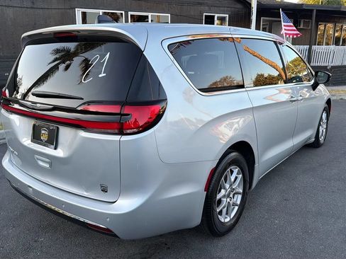 Used 2024 Chrysler Pacifica Touring-L FWD image 8