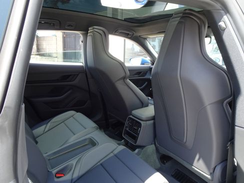 Used 2022 Porsche Taycan 4 Cross Turismo image 17