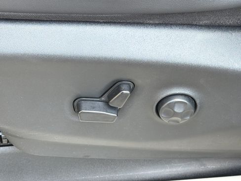 Used 2024 Chrysler Pacifica Touring-L FWD image 17