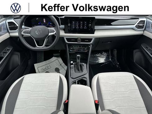 New 2026 Volkswagen Taos SE FWD image 27