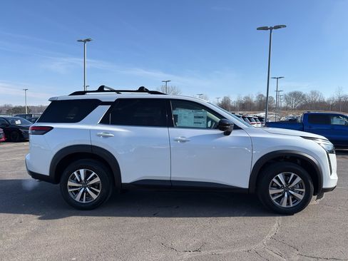 New 2026 Nissan Pathfinder SL image 4