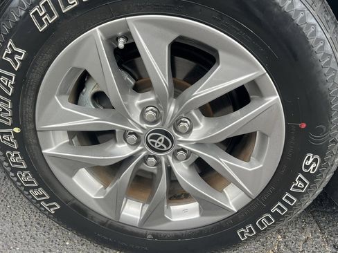 Used 2024 Toyota Sienna XLE image 42