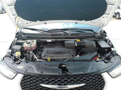 Used 2025 Chrysler Pacifica Select image 54