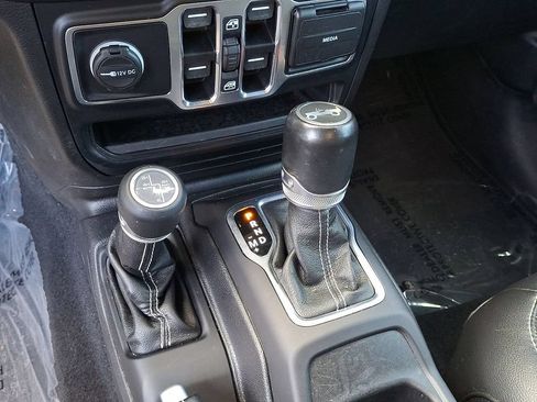 Used 2020 Jeep Wrangler Unlimited Sahara AWD/4WD image 15