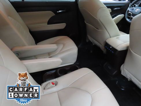 Used 2022 Toyota Highlander XLE AWD/4WD image 25