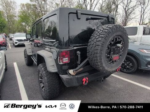 Used 2017 Jeep Wrangler Unlimited Sahara AWD/4WD image 8