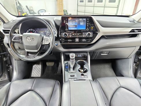 Used 2022 Toyota Highlander XLE image 24