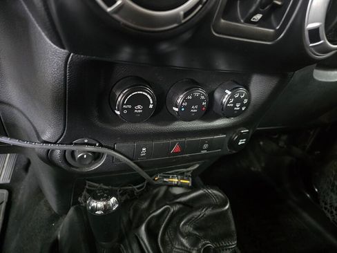 Used 2013 Jeep Wrangler Unlimited Sahara w/ Connectivity Group AWD/4WD image 16