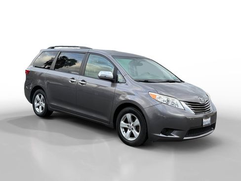 Used 2017 Toyota Sienna LE image 7