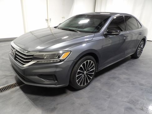 Used 2022 Volkswagen Passat 2.0T FWD image 3