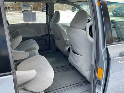 Used 2011 Toyota Sienna LE image 32