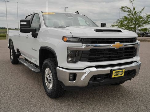 Used 2025 Chevrolet Silverado 2500 LT w/ Convenience Package AWD/4WD image 3