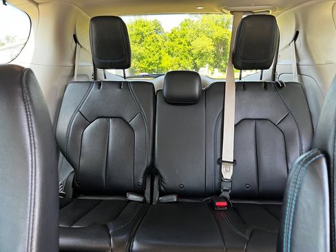 Used 2021 Chrysler Pacifica Touring-L FWD image 24