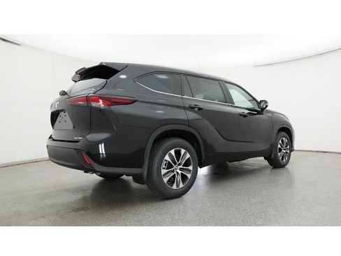 New 2026 Toyota Highlander XLE image 25