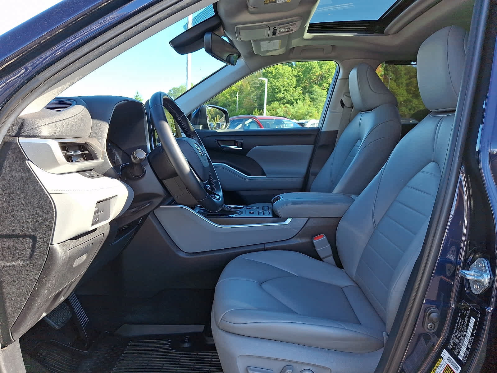 Certified 2021 Toyota Highlander XLE AWD/4WD image 16