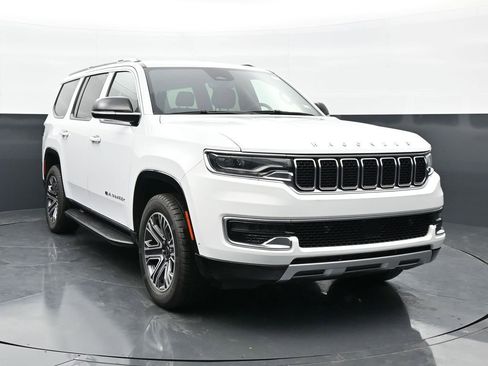 Used 2025 Jeep Wagoneer Series II w/ 8-Passenger Seating Package AWD/4WD image 4