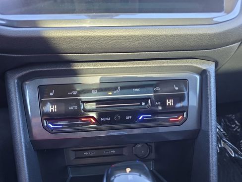 Used 2023 Volkswagen Tiguan SE w/ Panoramic Sunroof Package image 21