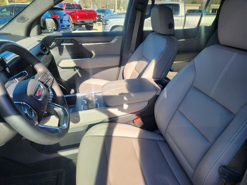 Used 2024 GMC Acadia Elevation w/ Luxury Package image 8