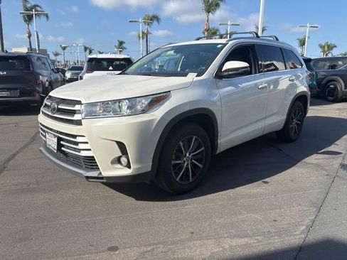 Used 2017 Toyota Highlander XLE w/ Carpet Mat Package FWD image 3