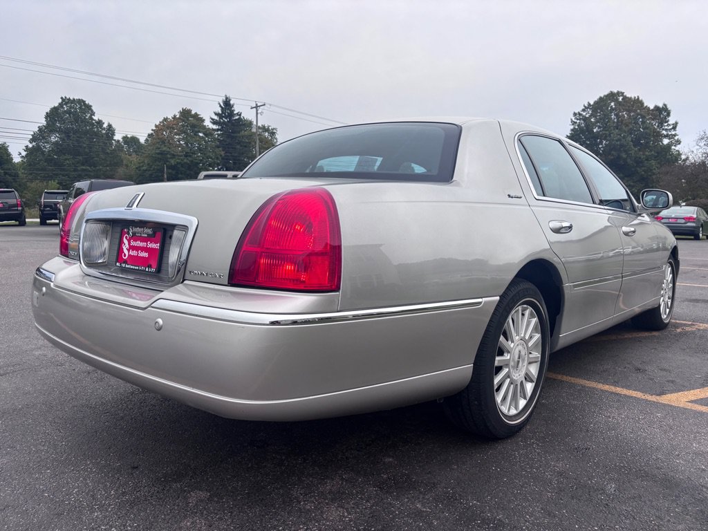 Used 2004 Lincoln Town Car Executive RWD image 6