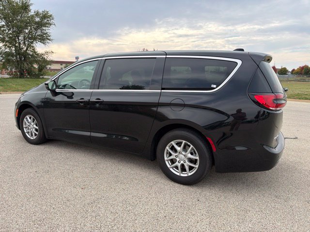 Used 2026 Chrysler Pacifica Select FWD image 2