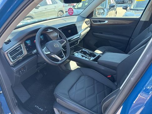 Used 2025 Volkswagen Atlas SE w/ Panoramic Sunroof Package FWD image 2
