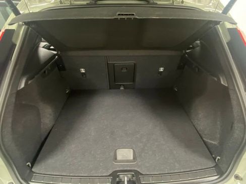 Used 2025 Volvo XC40 B5 Core image 9