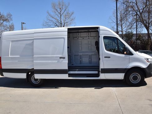 Used 2025 Mercedes-Benz Sprinter 2500 image 13