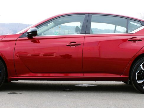 Used 2023 Nissan Altima 2.5 SR AWD/4WD image 9