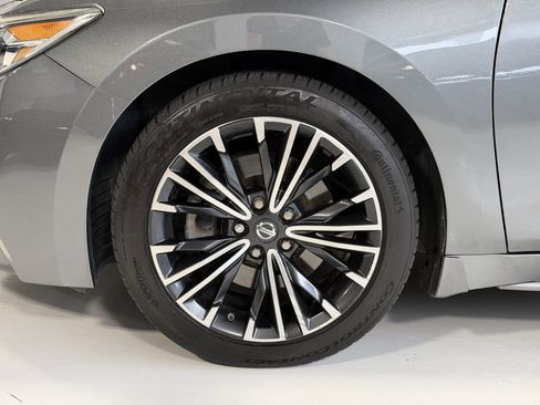 Used 2017 Nissan Maxima Platinum w/ Medallion Package FWD image 11