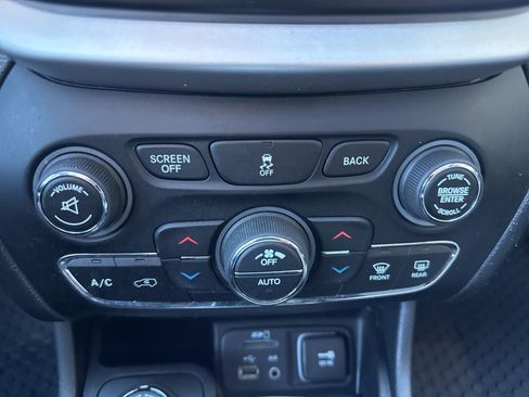 Used 2014 Jeep Cherokee Latitude w/ Comfort/Convenience Group image 23