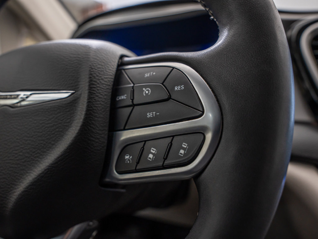 Used 2022 Chrysler Pacifica Touring-L FWD image 28