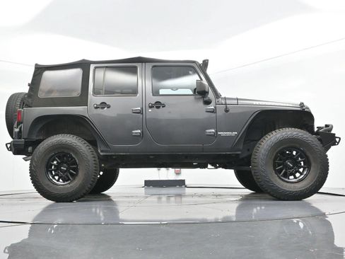 Used 2017 Jeep Wrangler Unlimited Rubicon w/ Connectivity Group AWD/4WD image 42