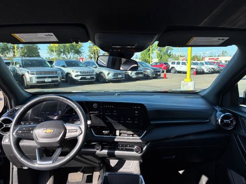 Used 2025 Chevrolet Equinox LT FWD image 32