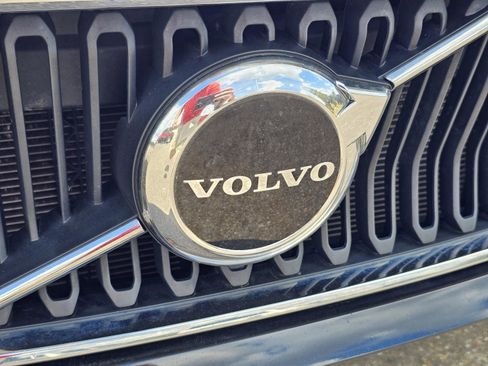 Used 2023 Volvo XC40 B5 Core image 3