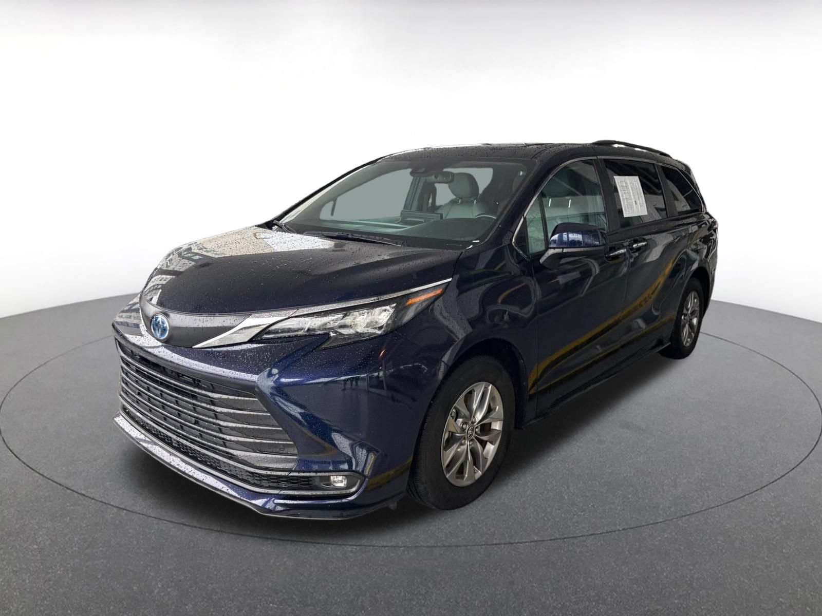 Used 2025 Toyota Sienna XLE FWD image 6