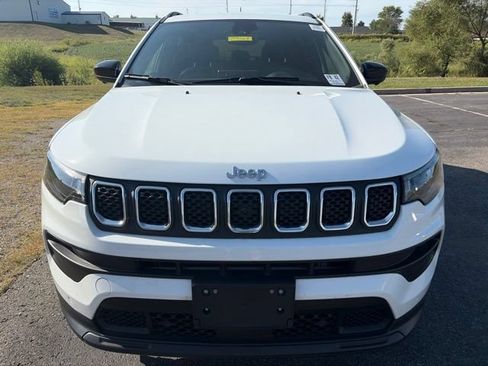 Used 2024 Jeep Compass Latitude AWD/4WD image 2