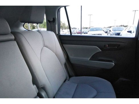 Used 2023 Toyota Highlander LE image 10
