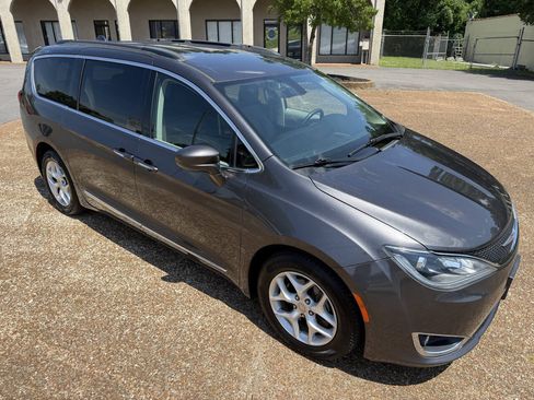 Used 2017 Chrysler Pacifica Touring-L w/ Tire & Wheel Group FWD image 3