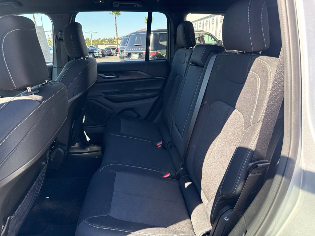 Certified 2024 Jeep Grand Cherokee Laredo RWD image 15